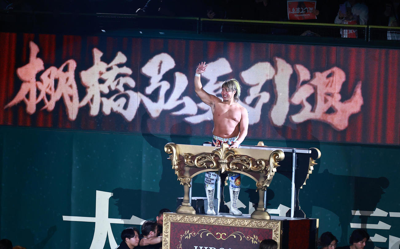 ゴンドラに乗りファンに別れのあいさつをする棚橋（撮影・中島郁夫）