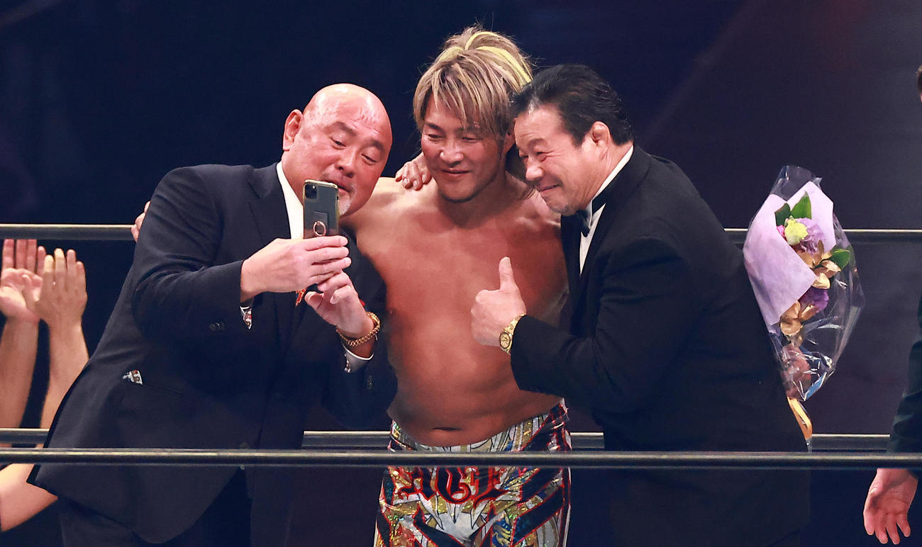 武藤（左）、藤波（右）と一緒に記念撮影する棚橋（撮影・中島郁夫）