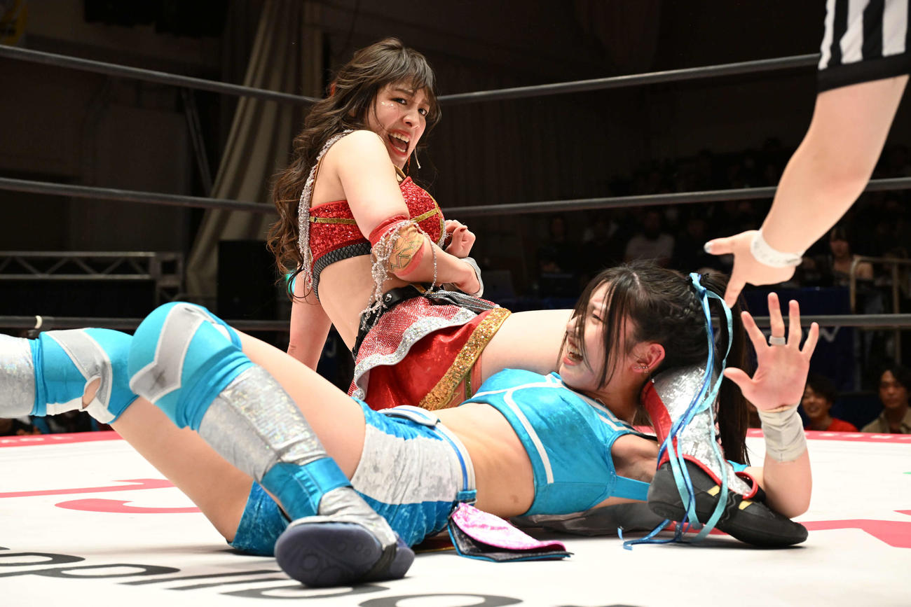 バナナピローで風城ハル（下）からタップを奪った上原わかな（C）東京女子プロレス