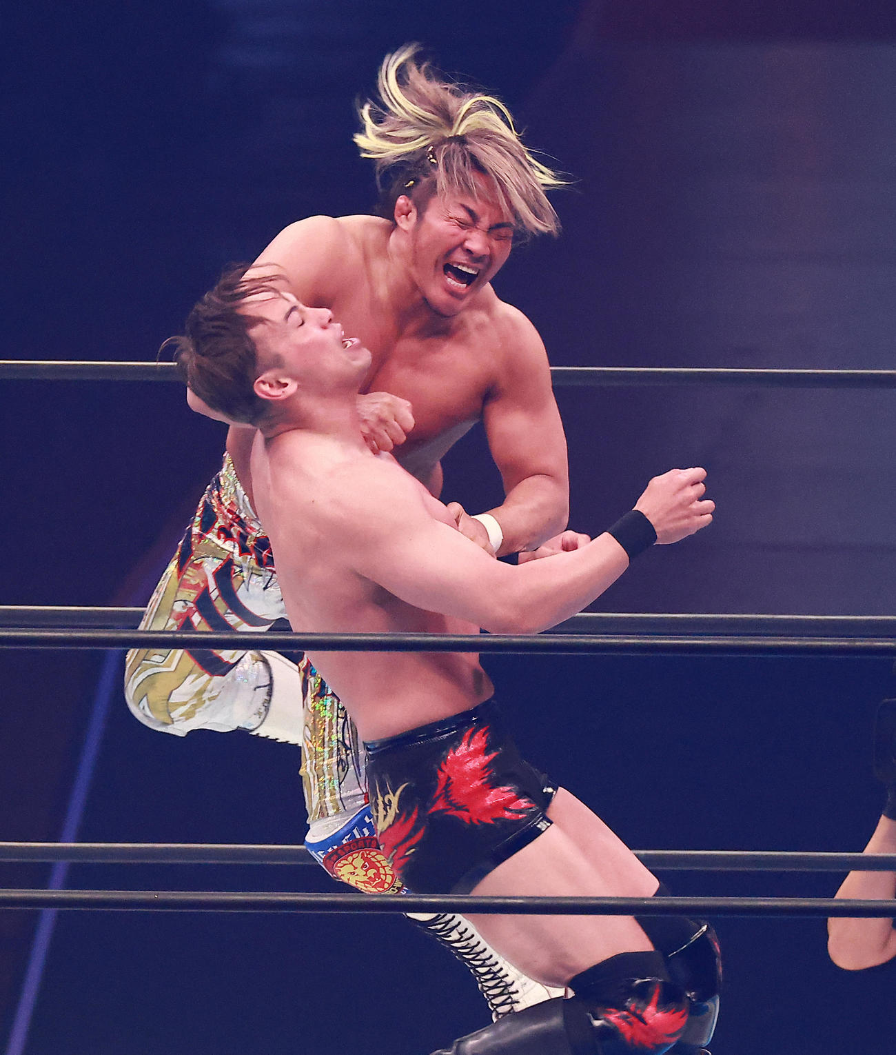 2026年1月4日、オカダ（下）にローリングエルボーを浴びせる棚橋（撮影・中島郁夫）