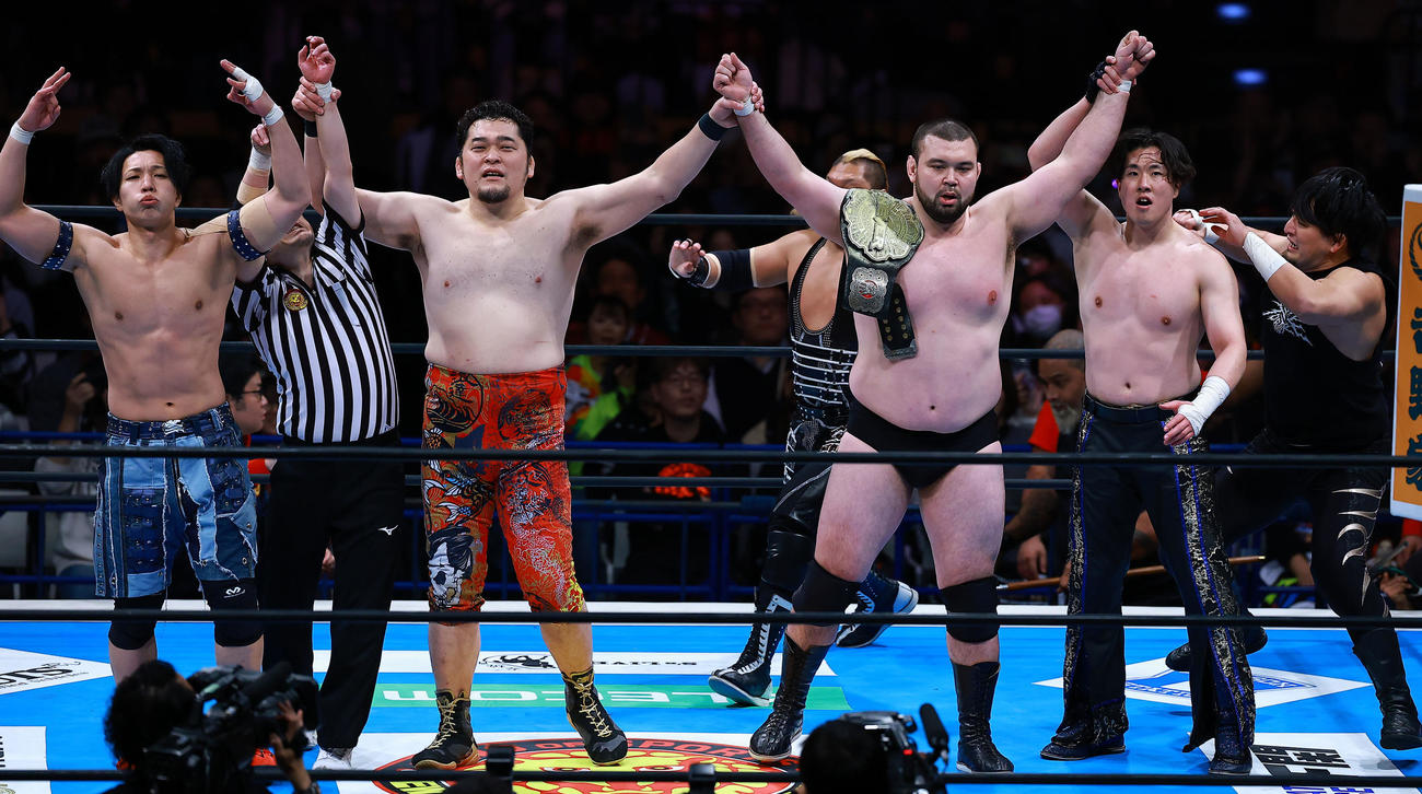 勝ち名乗りを受ける、左からYOH、矢野通、ウルフアロン、マスター・ワト（撮影・野上伸悟）