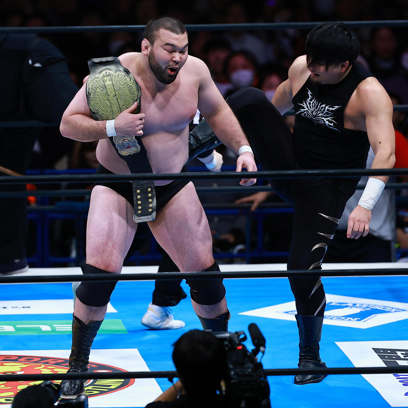 勝利後に成田蓮（右）に蹴られるウルフアロン（撮影・野上伸悟）