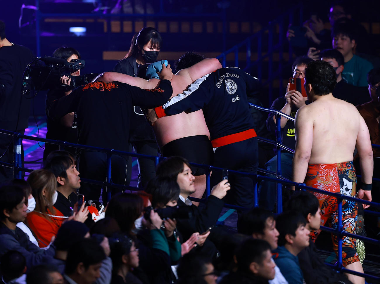 両脇を抱えられながら引き揚げるウルフアロン（撮影・野上伸悟）