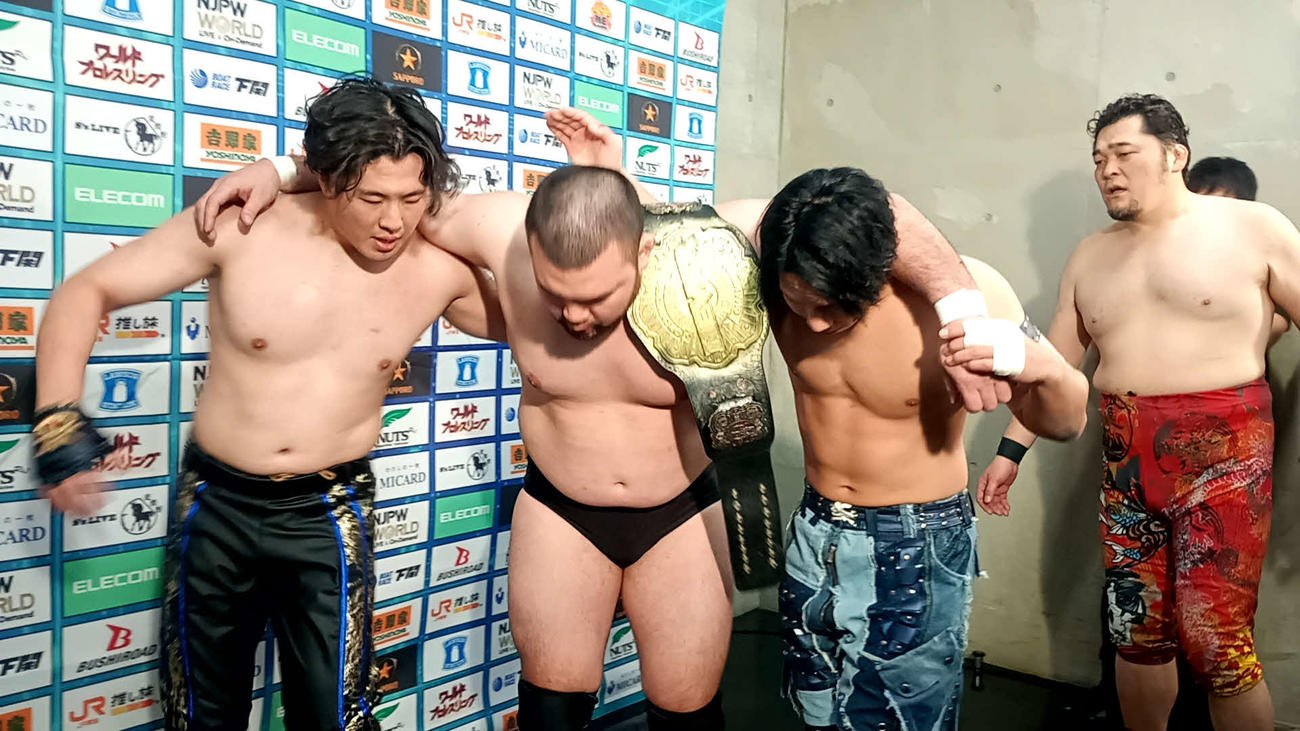 試合後に背後から襲撃された（左から）マスター・ワト、ウルフアロン、YOH、矢野通