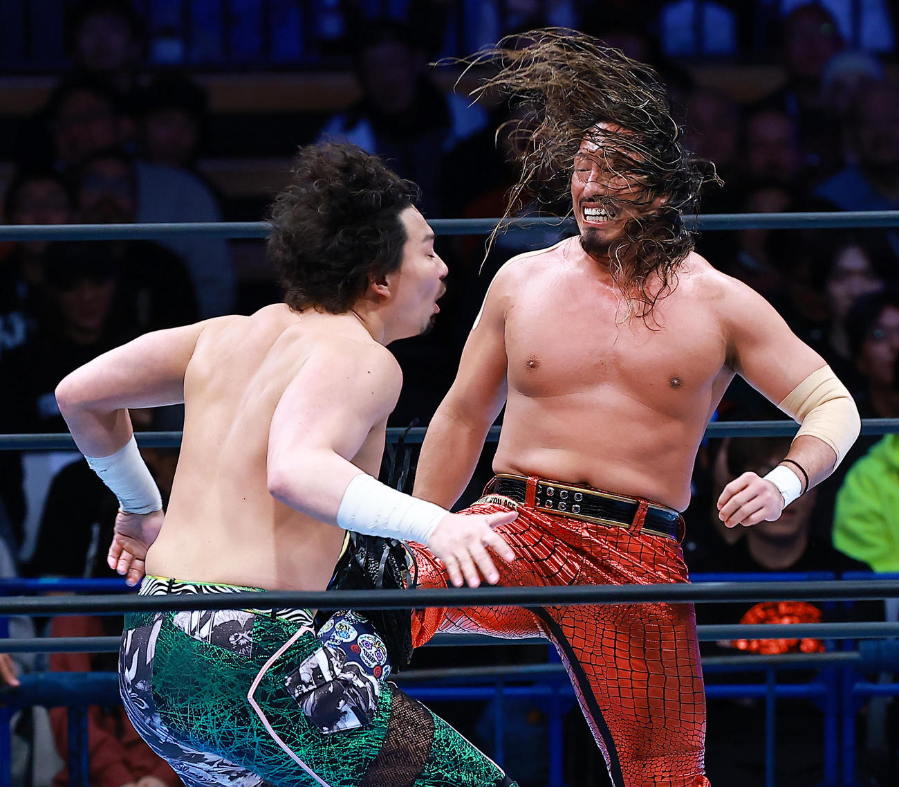 ジェイク・リー（左）を攻める辻陽太（撮影・野上伸悟）