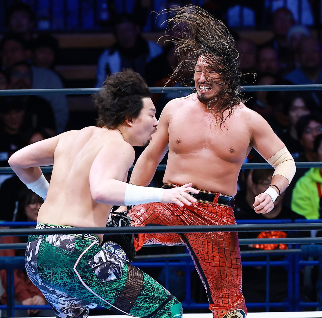 ジェイク・リー（左）を攻める辻陽太（撮影・野上伸悟）