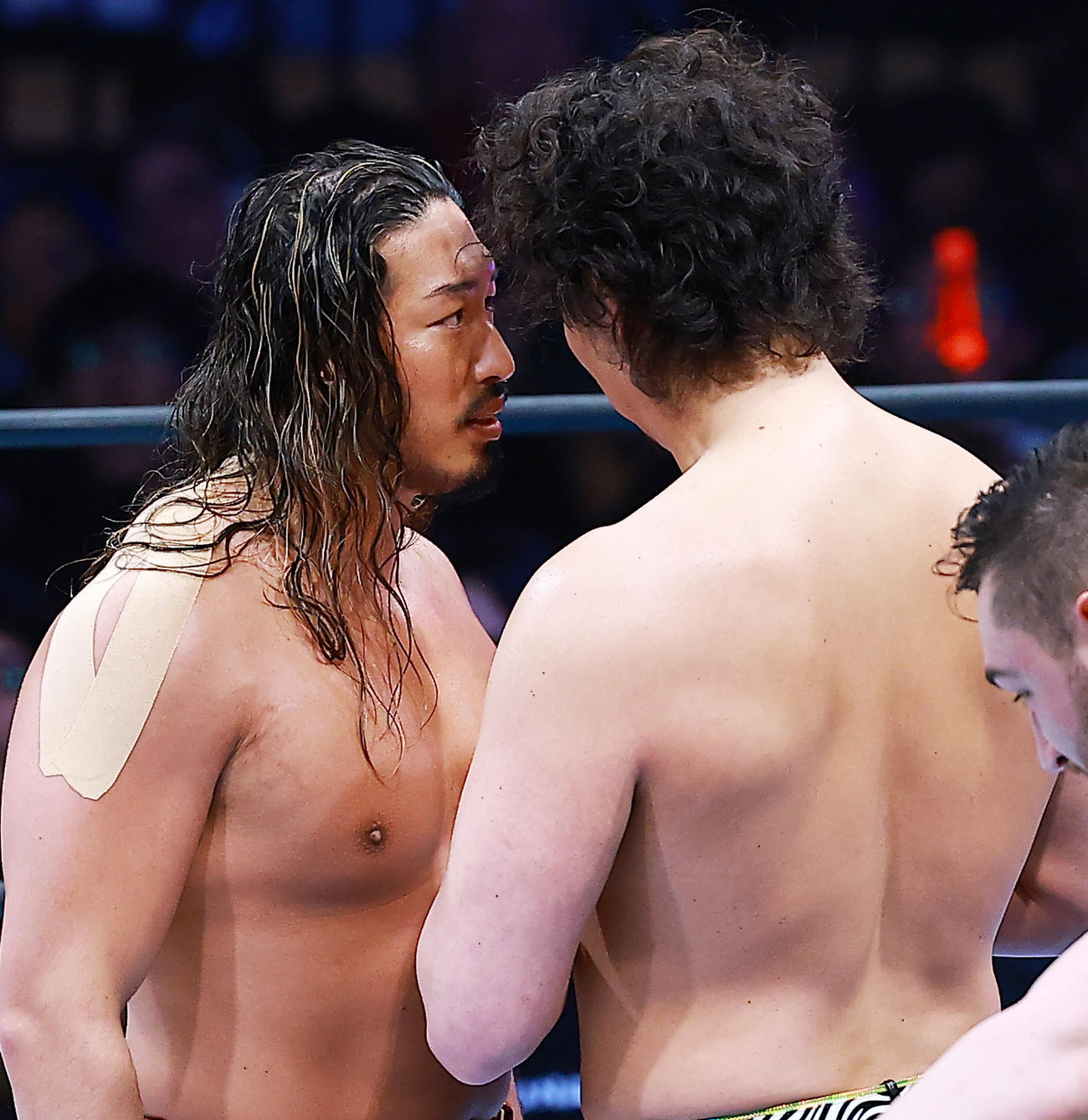 ジェイク・リー（右）とにらみ合う辻陽太（撮影・野上伸悟）
