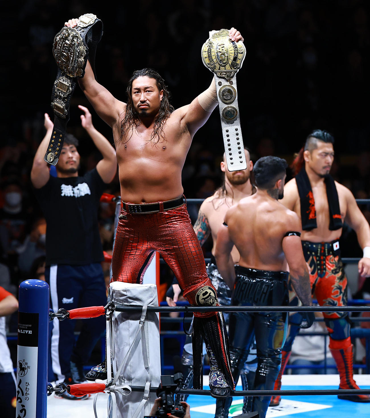 選手紹介でベルトを掲げる辻陽太（撮影・野上伸悟）