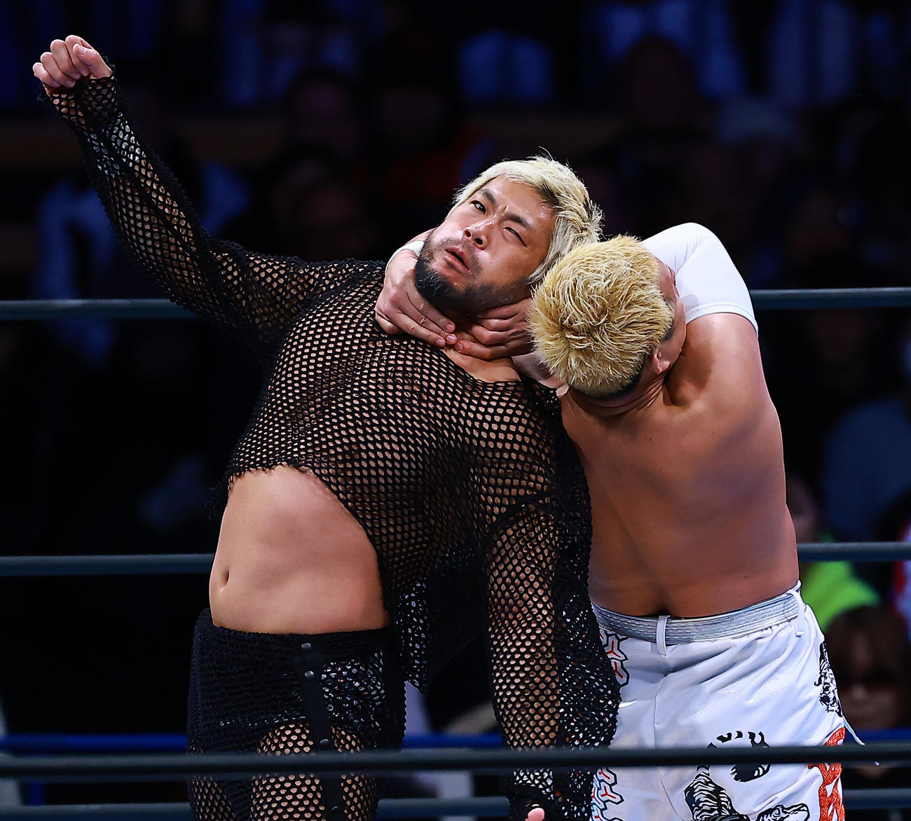YOSHI－HASHI（右）に首をとられるSANADA（2026年1月5日撮影）