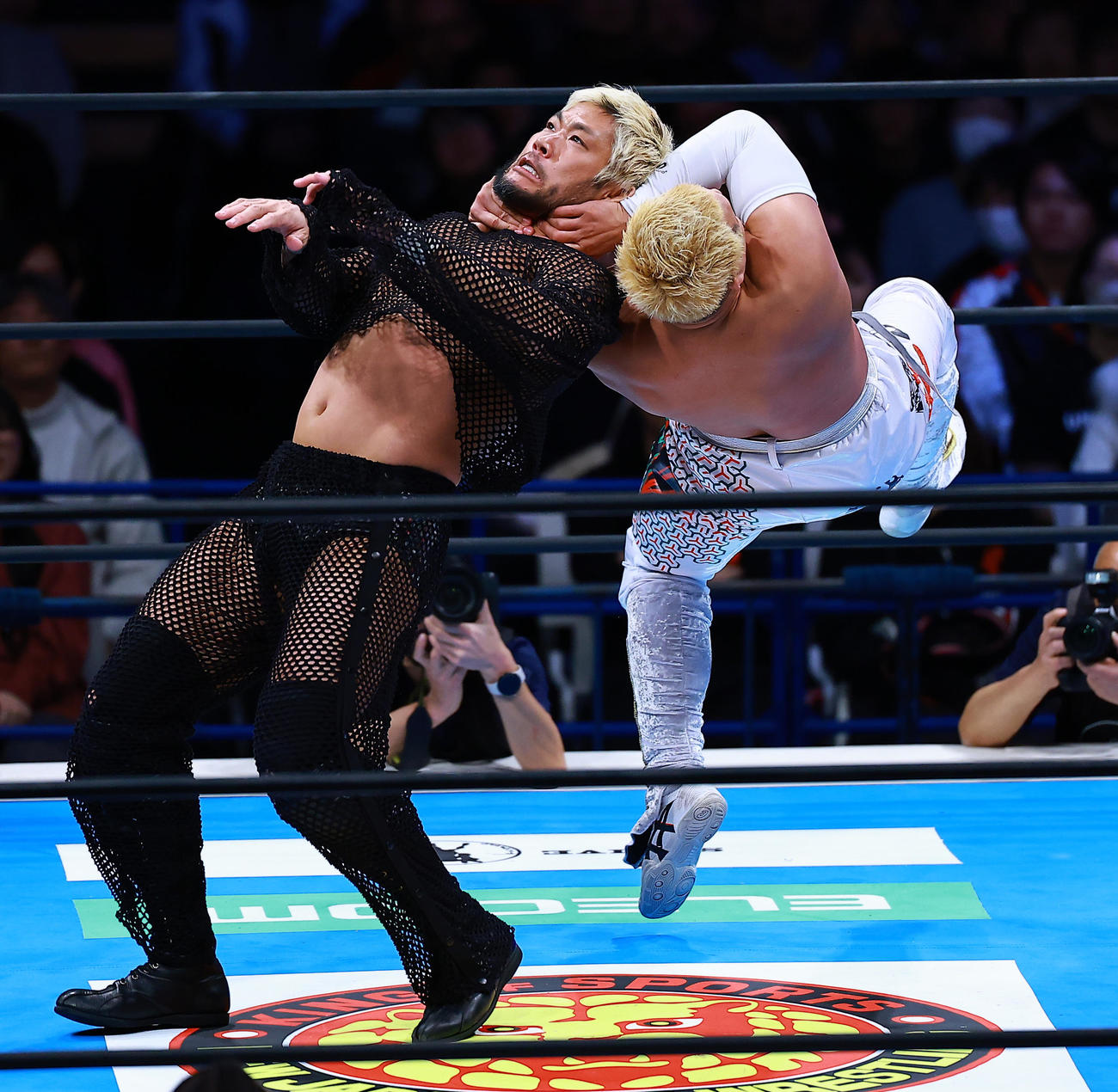 YOSHI－HASHI（右）に首をとられるSANADA（2026年1月5日撮影）