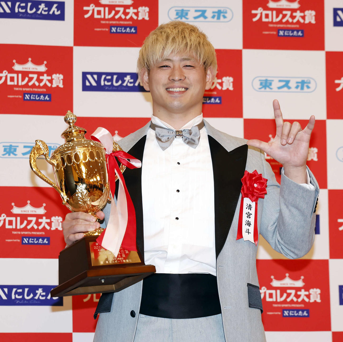 「東京スポーツ新聞社制定2025年度プロレス大賞　Supported byにしたんクリニック」授賞式、ベストバウトを授賞し記念撮影を行う清宮（撮影・山本朝陽）