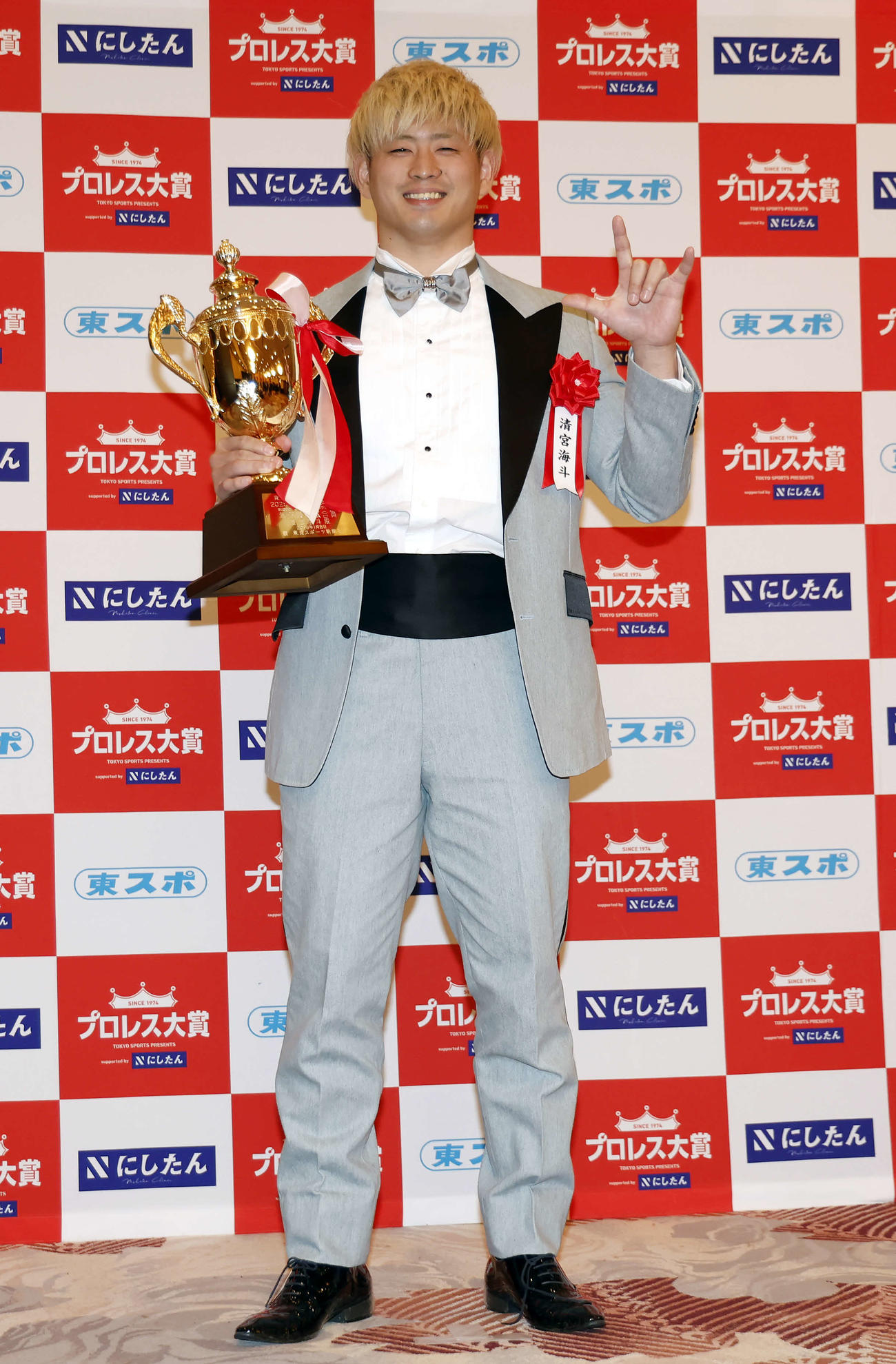 「東京スポーツ新聞社制定2025年度プロレス大賞　Supported byにしたんクリニック」授賞式、ベストバウトを授賞し記念撮影を行う清宮（撮影・山本朝陽）