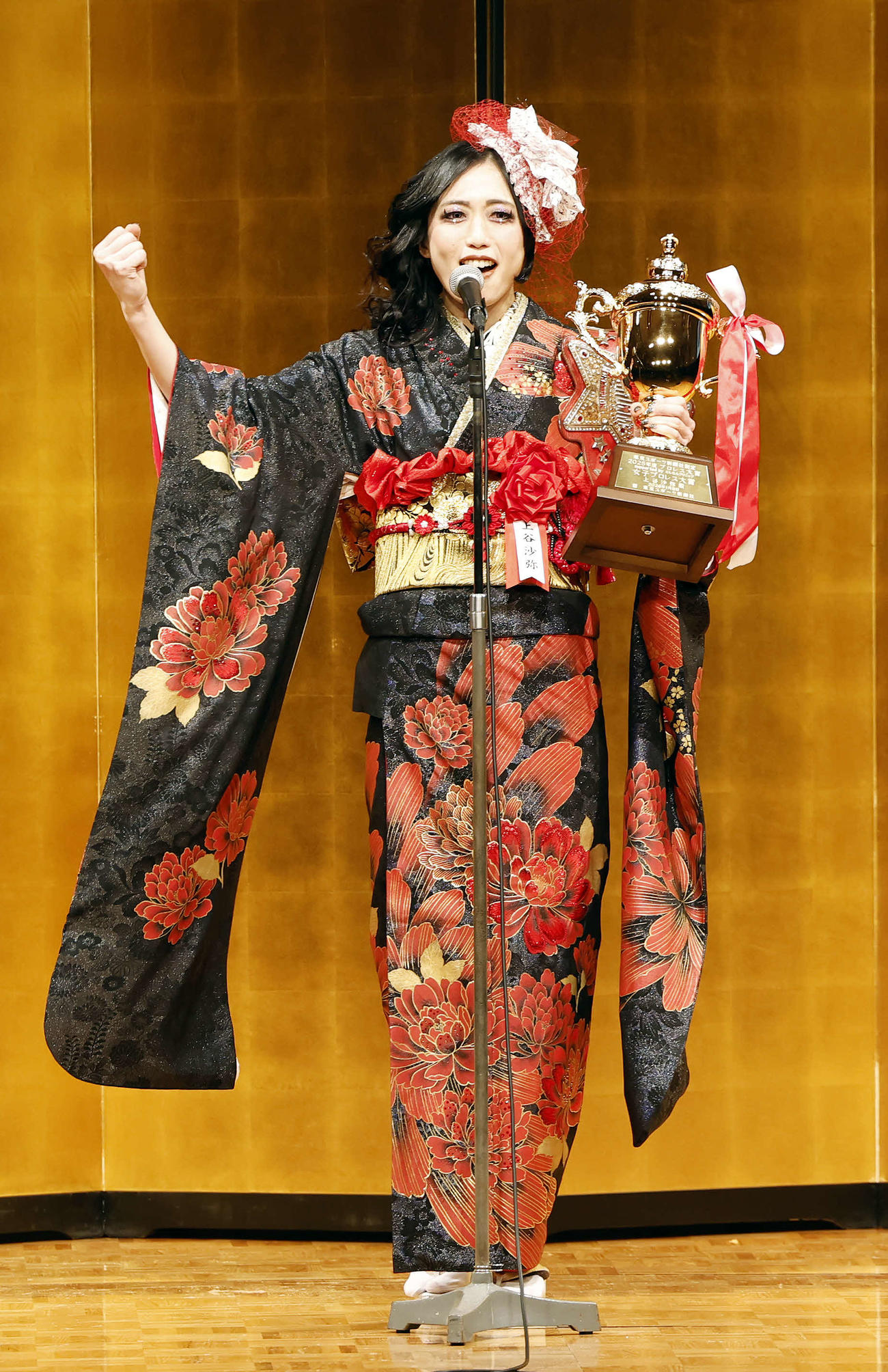 「東京スポーツ新聞社制定2025年度プロレス大賞　Supported byにしたんクリニック」授賞式に登壇し、MVPと女子プロレス大賞を受賞した上谷（撮影・山本朝陽）