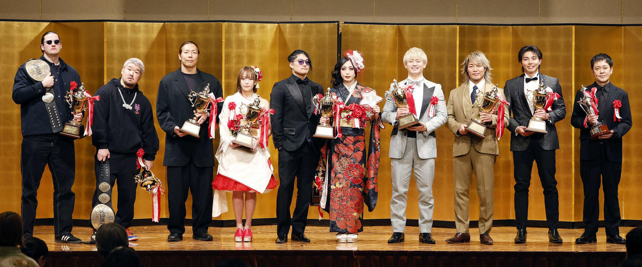 「東京スポーツ新聞社制定2025年度プロレス大賞　Supported byにしたんクリニック」授賞式でフォトセッションを行った受賞者、左からOscar、Yuto－Ice、KONOSUKE TAKESHITA、Sareee、OZAWA、上谷、清宮、棚橋、武知、有田哲平（撮影・山本朝陽）