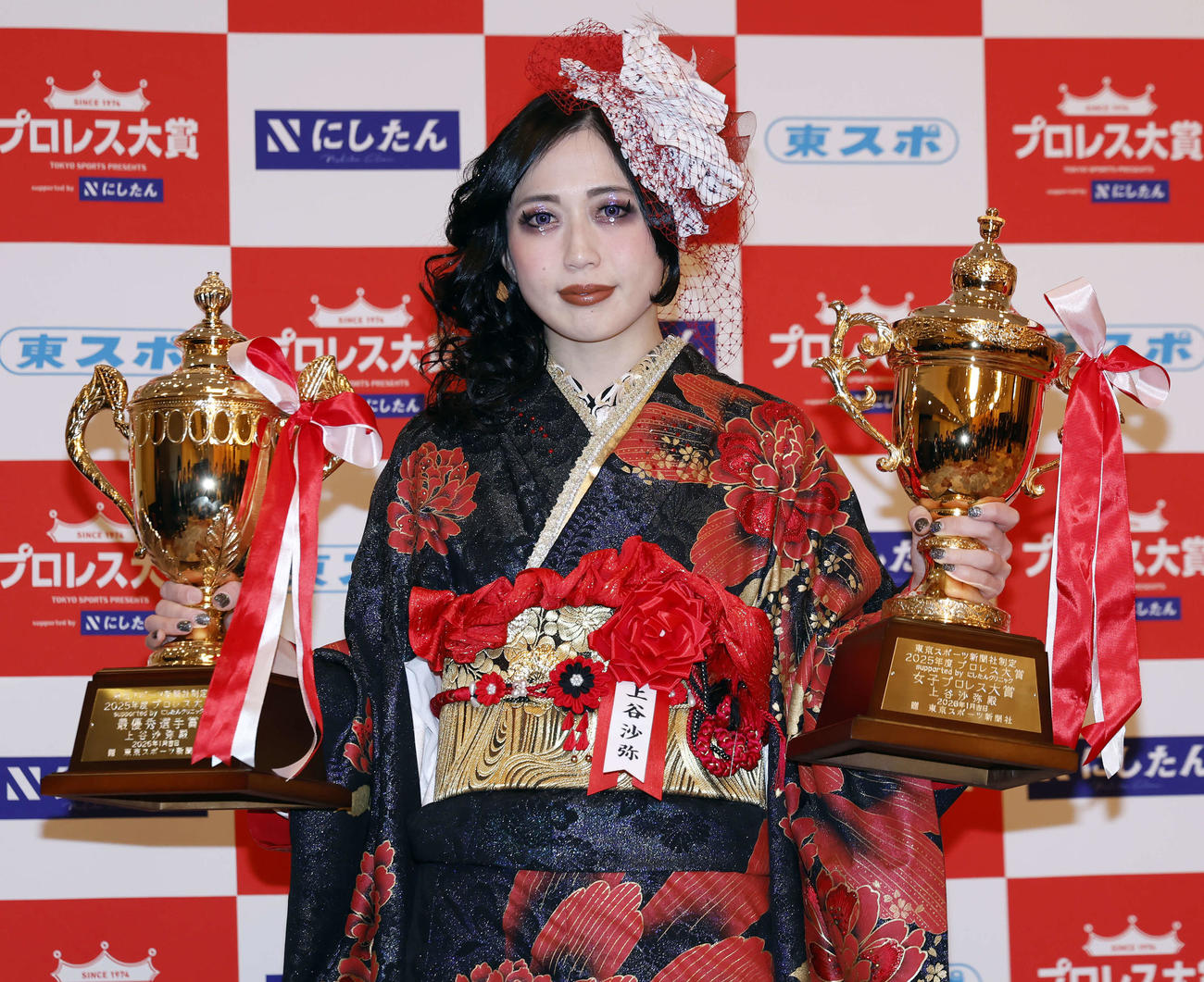 「東京スポーツ新聞社制定2025年度プロレス大賞　Supported byにしたんクリニック」授賞式、最優秀選手（MVP）賞と女子プロレス大賞を受賞し記念撮影を行う上谷（撮影・山本朝陽）