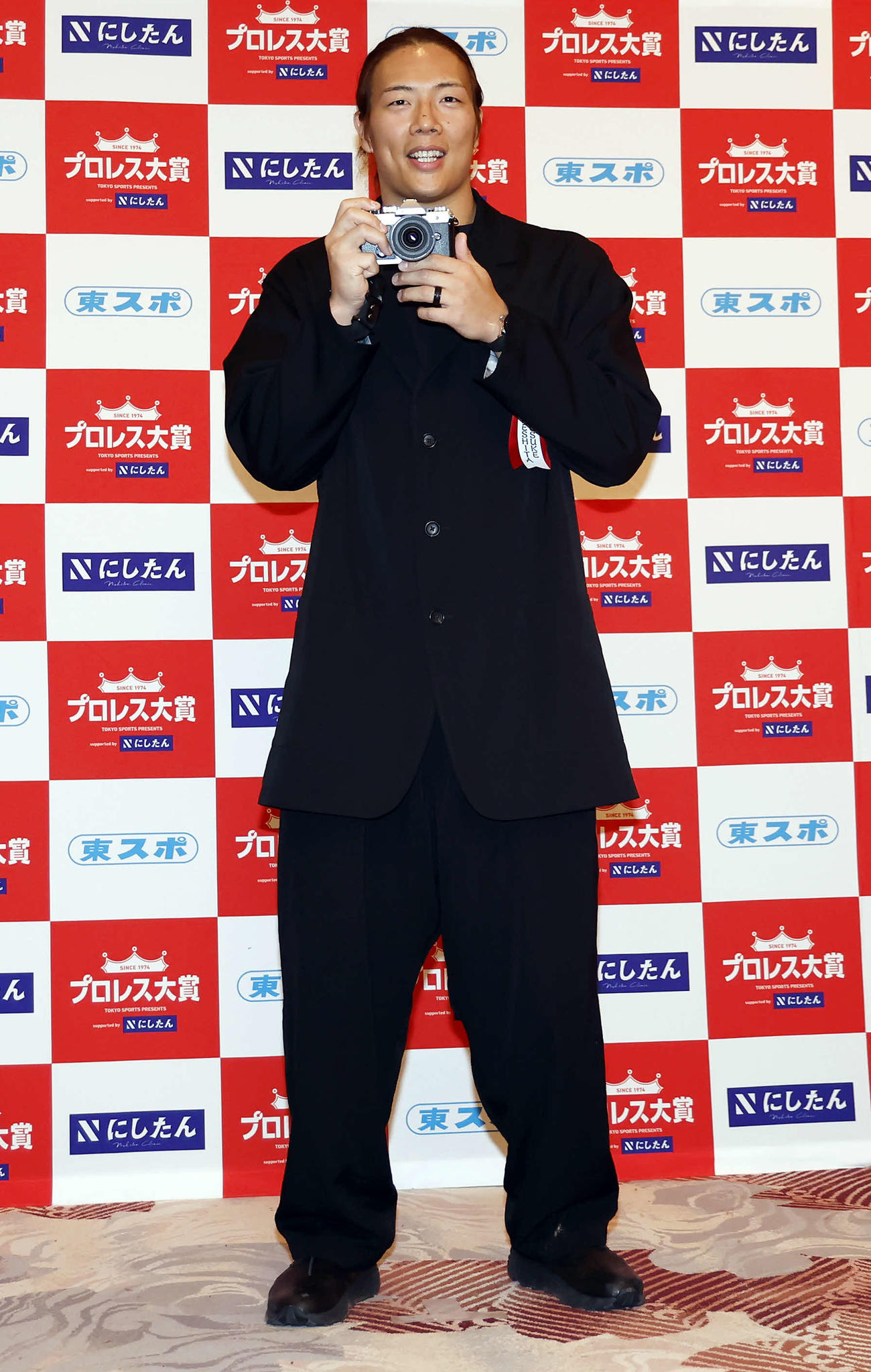 「東京スポーツ新聞社制定2025年度プロレス大賞　Supported byにしたんクリニック」授賞式、殊勲賞を授賞し記念撮影を行うKONOSUKE TAKESHITA（撮影・山本朝陽）