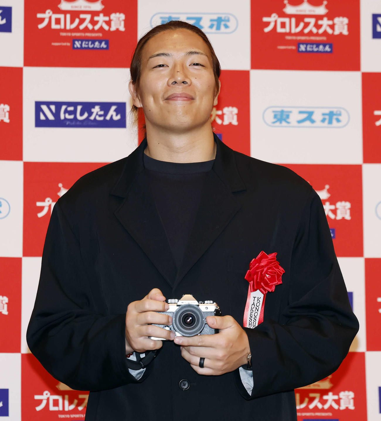 「東京スポーツ新聞社制定2025年度プロレス大賞　Supported byにしたんクリニック」授賞式、殊勲賞を授賞し記念撮影を行うKONOSUKE TAKESHITA（撮影・山本朝陽）
