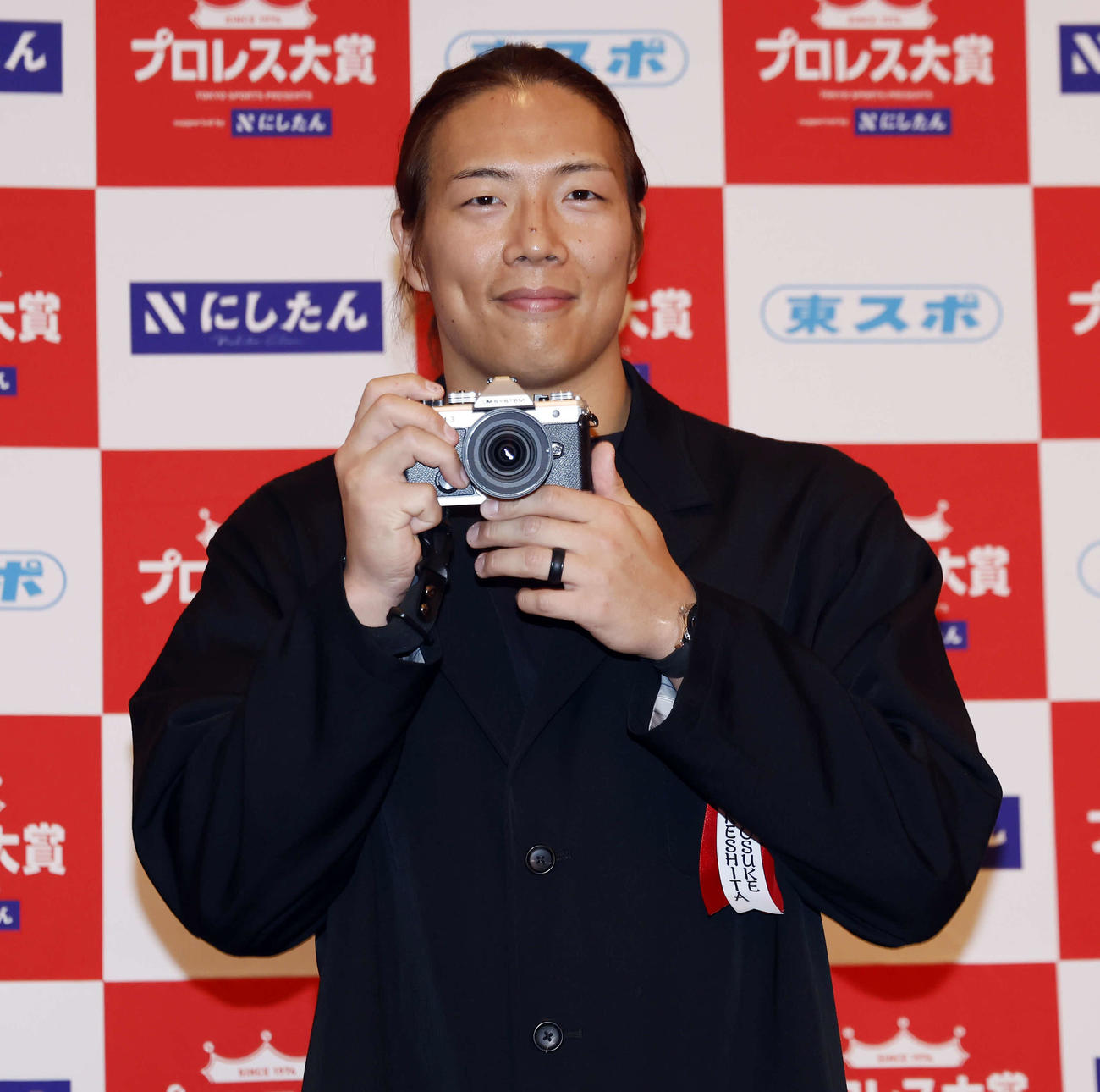 「東京スポーツ新聞社制定2025年度プロレス大賞　Supported byにしたんクリニック」授賞式、殊勲賞を授賞し記念撮影を行うKONOSUKE TAKESHITA（撮影・山本朝陽）