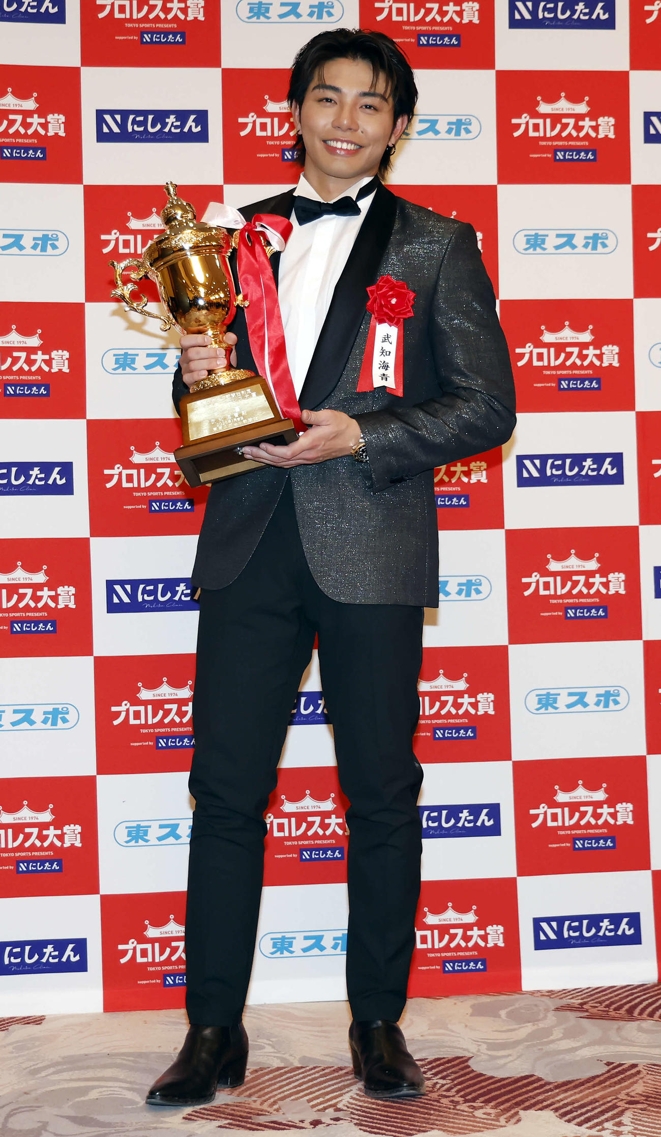 「東京スポーツ新聞社制定2025年度プロレス大賞　Supported byにしたんクリニック」授賞式、新人賞を授賞し記念撮影を行う武知（撮影・山本朝陽）