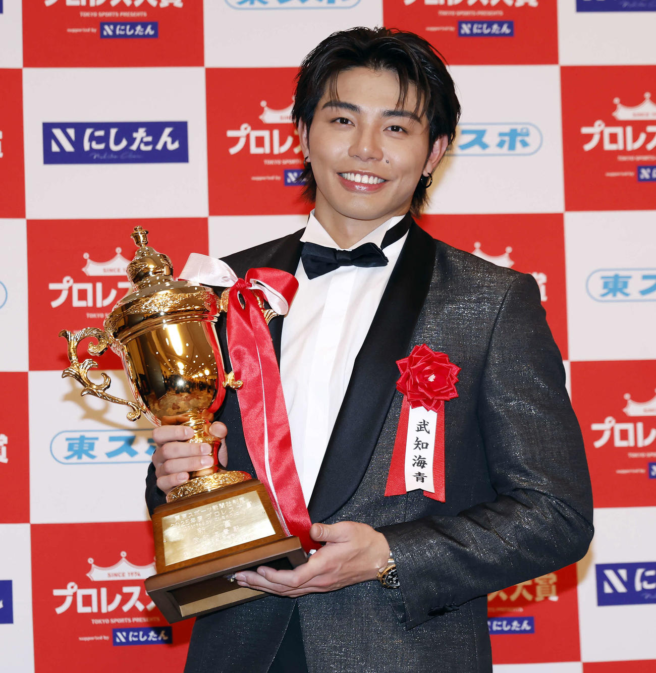 「東京スポーツ新聞社制定2025年度プロレス大賞　Supported byにしたんクリニック」授賞式、新人賞を授賞し記念撮影を行う武知（撮影・山本朝陽）