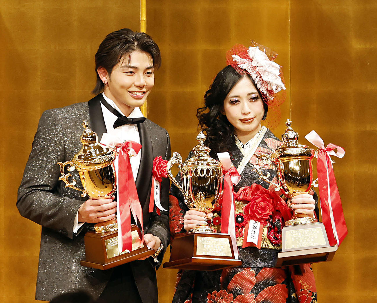 「東京スポーツ新聞社制定2025年度プロレス大賞　Supported byにしたんクリニック」授賞式で記念撮影を行う武知（左）と上谷（撮影・山本朝陽）