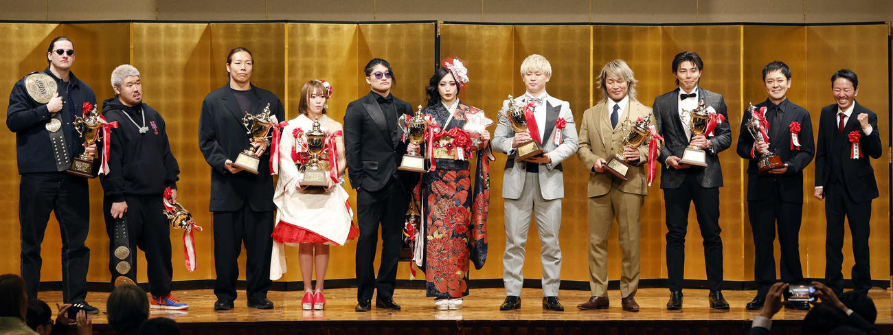 「東京スポーツ新聞社制定2025年度プロレス大賞　Supported byにしたんクリニック」授賞式でフォトセッションを行った受賞者、左からOskar、Yuto－Ice、KONOSUKE TAKESHITA、Sareee、OZAWA、上谷、清宮、棚橋、武知、有田哲平、福田充徳（撮影・山本朝陽）