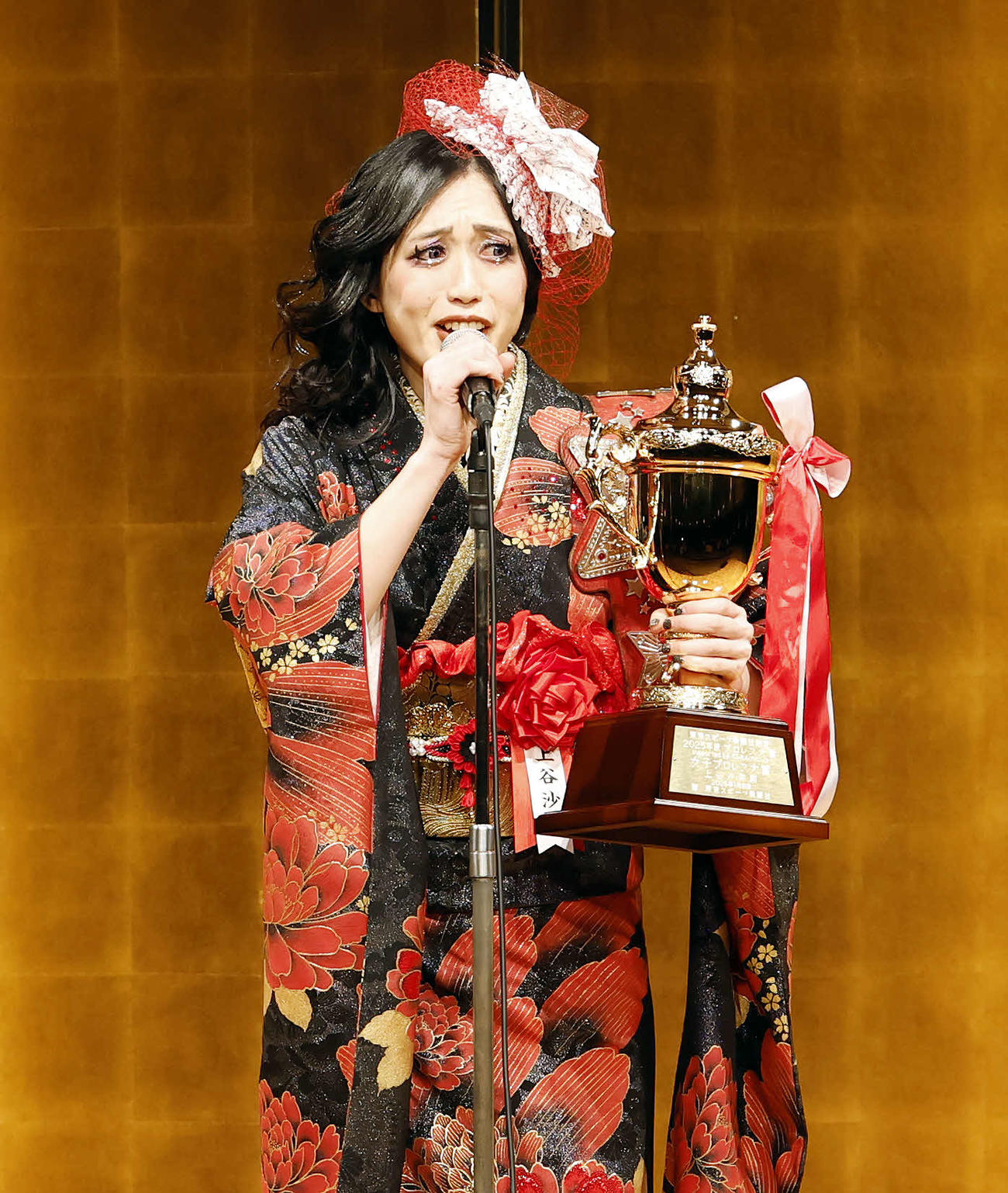 「東京スポーツ新聞社制定2025年度プロレス大賞　Supported byにしたんクリニック」授賞式に登壇し、OZAWAに怒る上谷（撮影・山本朝陽）