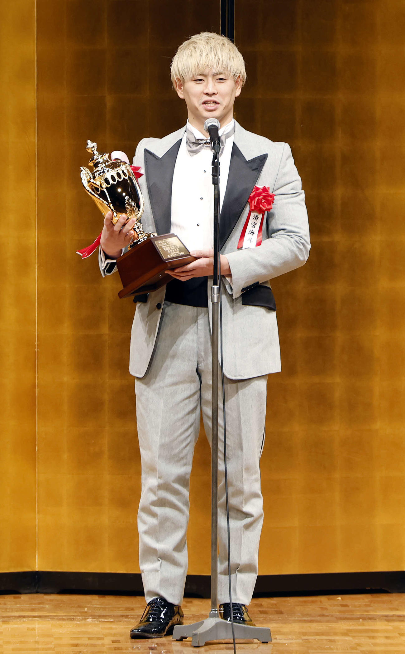 「東京スポーツ新聞社制定2025年度プロレス大賞　Supported byにしたんクリニック」授賞式に登壇し、ベストバウトを授賞した清宮（撮影・山本朝陽）