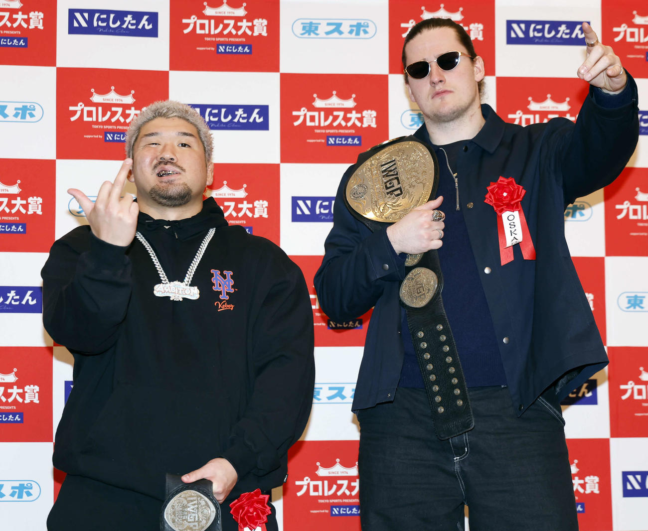 「東京スポーツ新聞社制定2025年度プロレス大賞　Supported byにしたんクリニック」授賞式、最優秀ダック賞を授賞し記念撮影を行うYuto－Ice（左）とOskar（撮影・山本朝陽）