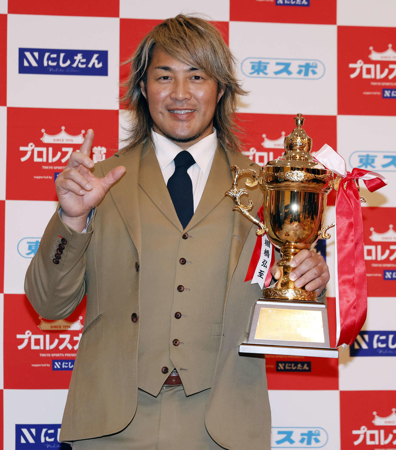 「東京スポーツ新聞社制定2025年度プロレス大賞　Supported byにしたんクリニック」授賞式、技能賞を授賞し記念撮影を行う棚橋（撮影・山本朝陽）