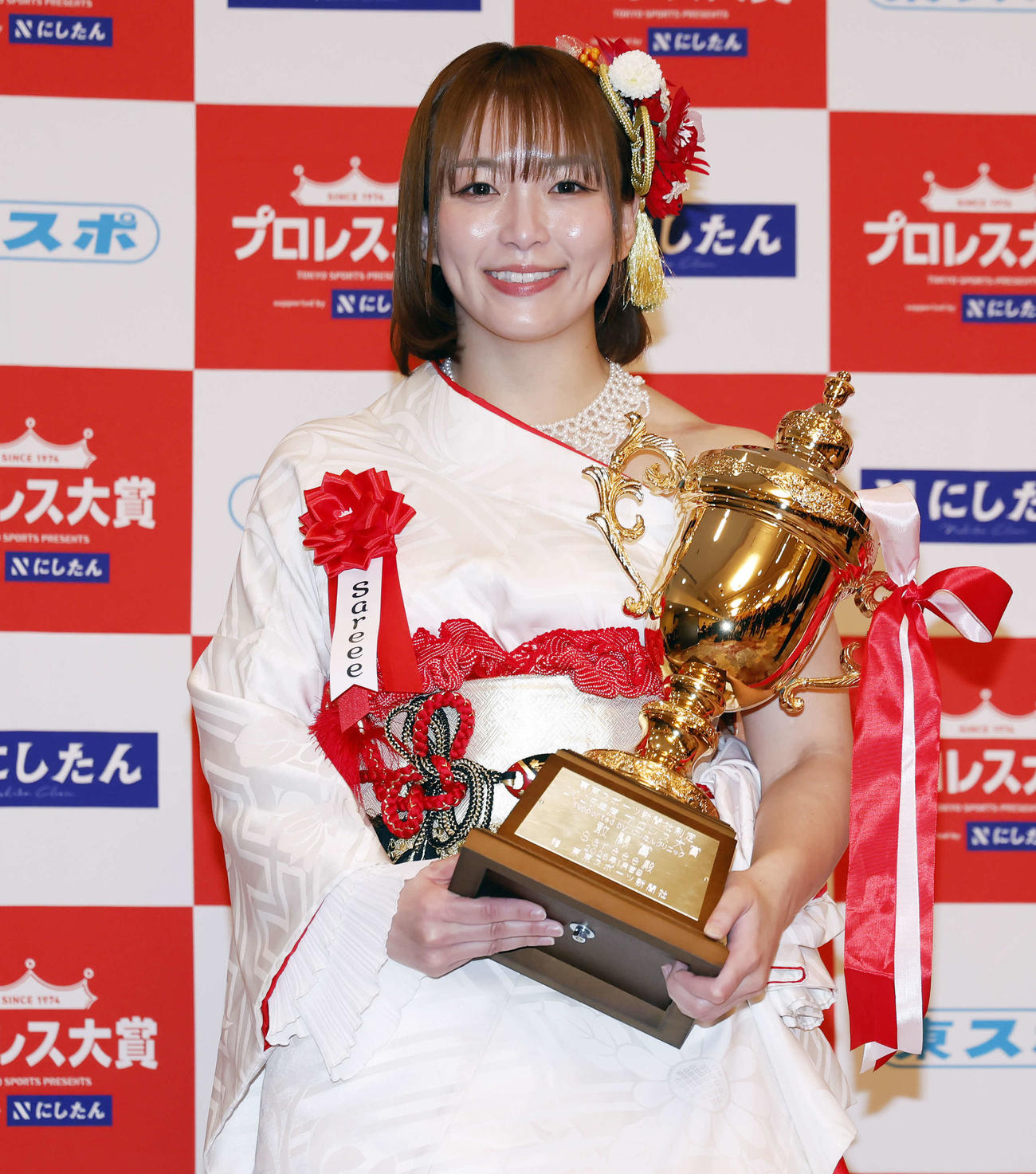 「東京スポーツ新聞社制定2025年度プロレス大賞　Supported byにしたんクリニック」授賞式、敢闘賞を受賞し記念撮影を行うSareee（撮影・山本朝陽）