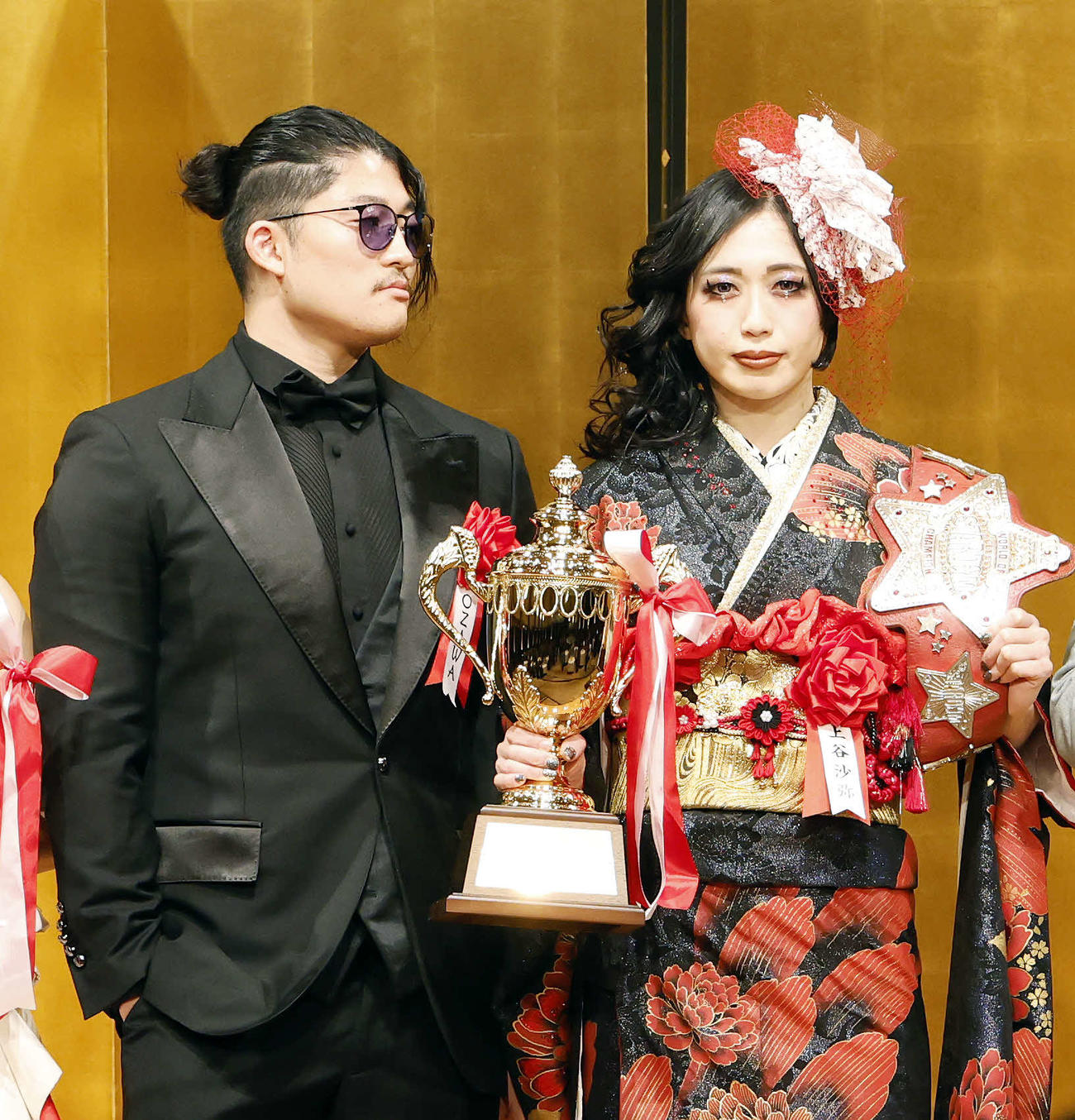 「東京スポーツ新聞社制定2025年度プロレス大賞　Supported byにしたんクリニック」授賞式、フォトセッション時、上谷（右）を見つめ続けるOZAWA（撮影・山本朝陽）
