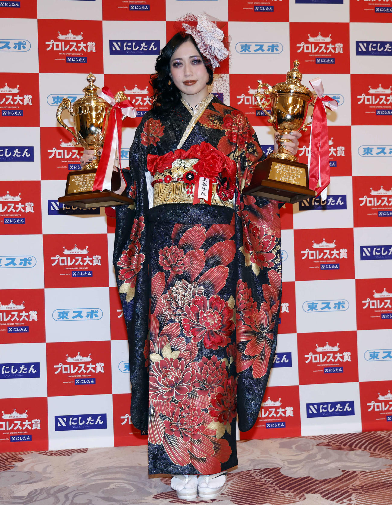 「東京スポーツ新聞社制定2025年度プロレス大賞　Supported byにしたんクリニック」授賞式、最優秀選手（MVP）賞と女子プロレス大賞を受賞し記念撮影を行う上谷（撮影・山本朝陽）