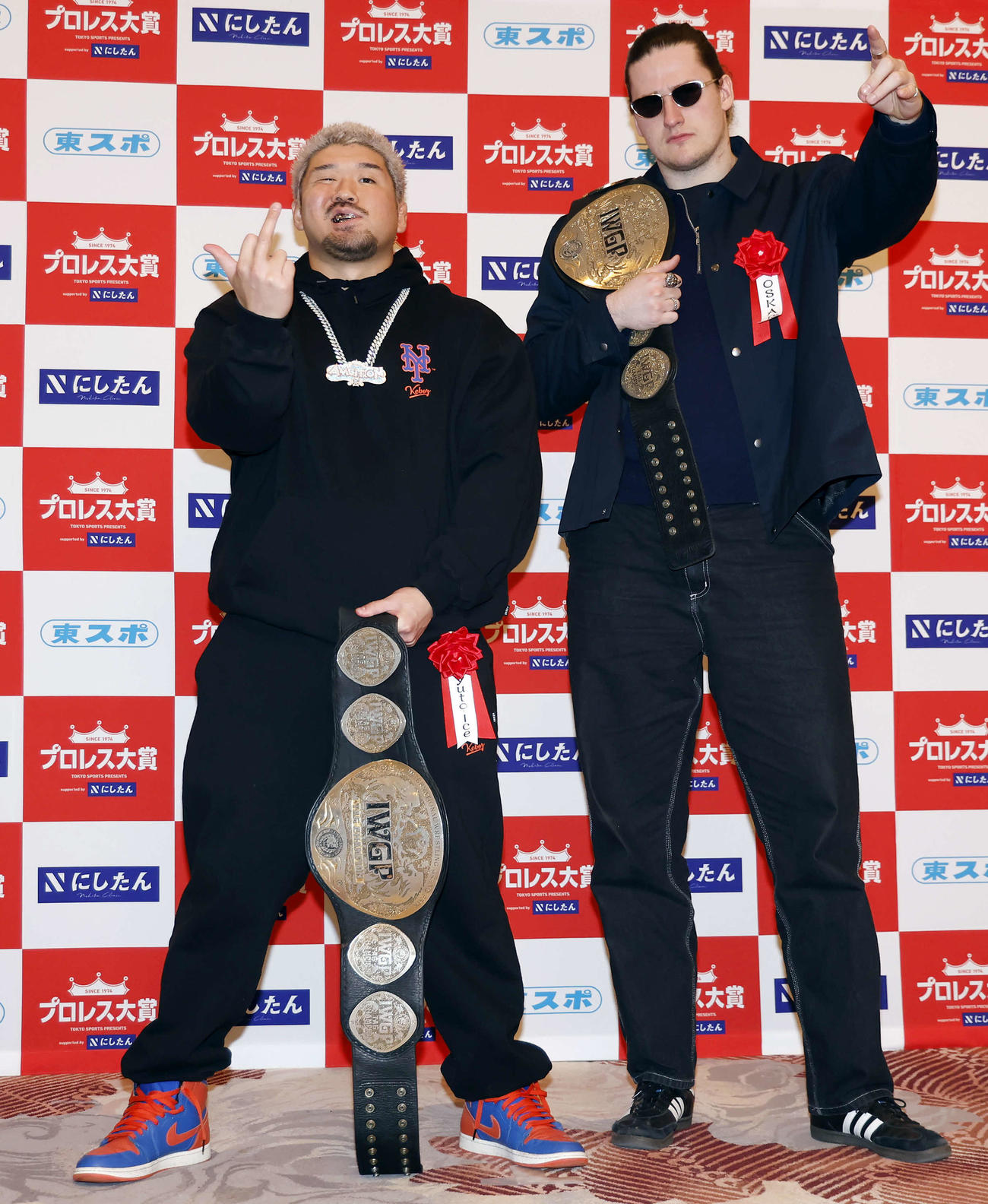 「東京スポーツ新聞社制定2025年度プロレス大賞　Supported byにしたんクリニック」授賞式、最優秀タッグ賞を授賞し記念撮影を行うYuto－Ice（左）とOscar（撮影・山本朝陽）