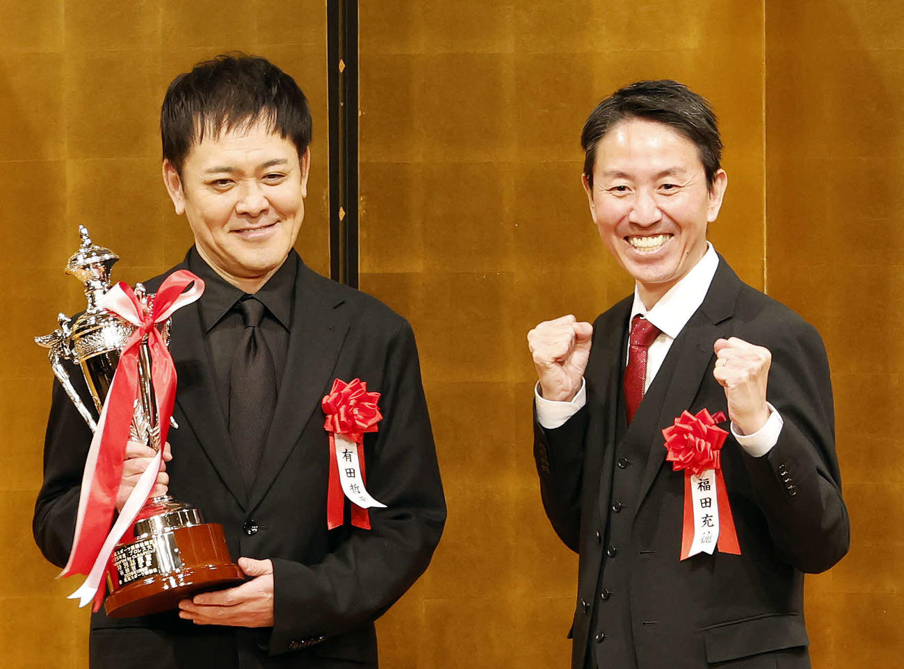 「東京スポーツ新聞社制定2025年度プロレス大賞　Supported byにしたんクリニック」授賞式で記念撮影を行うくりぃむしちゅーの有田哲平（左）とチュートリアルの福田充徳（撮影・山本朝陽）