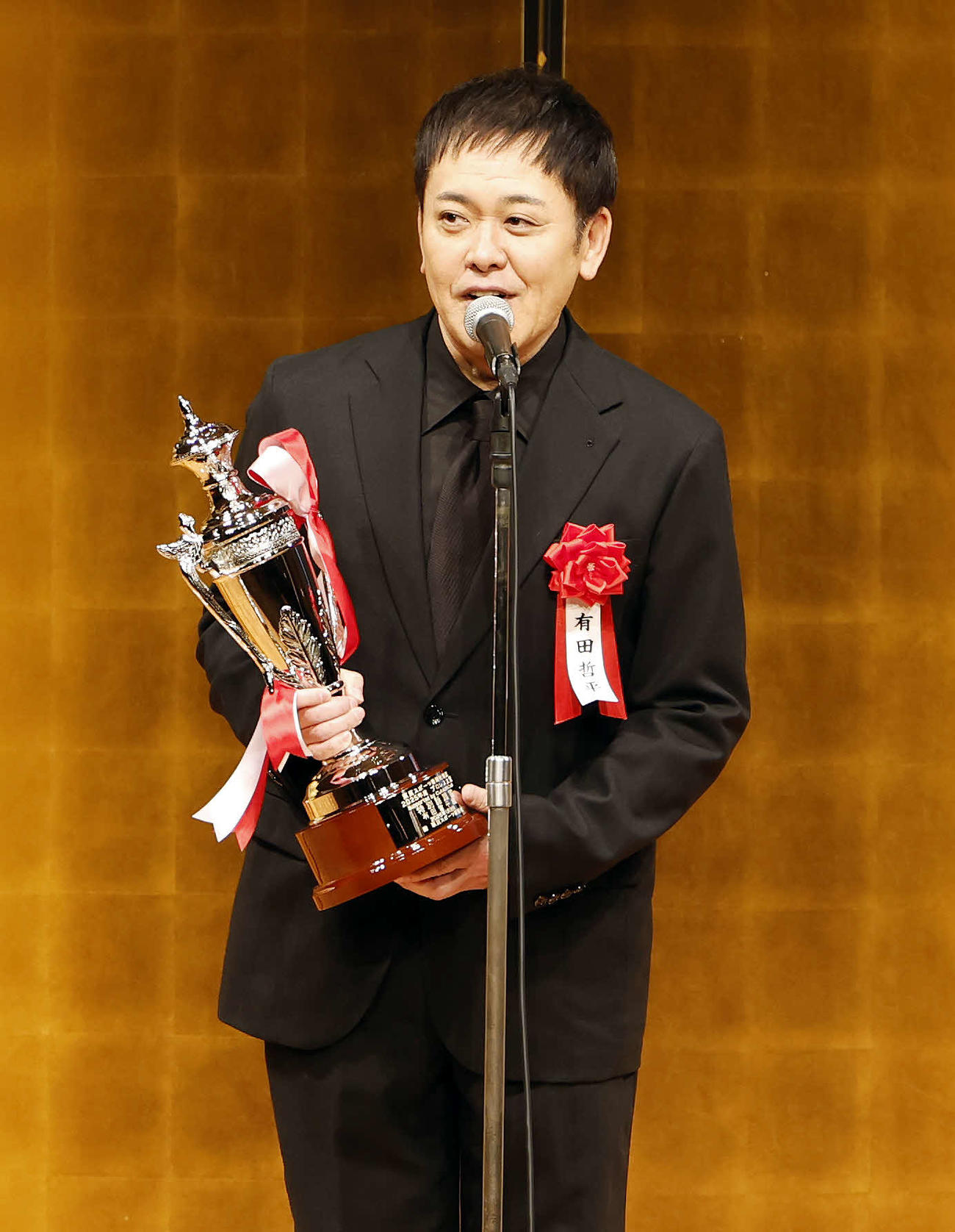 「東京スポーツ新聞社制定2025年度プロレス大賞　Supported byにしたんクリニック」授賞式に登壇し、特別話題賞を受賞したくりぃむしちゅーの有田哲平（撮影・山本朝陽）