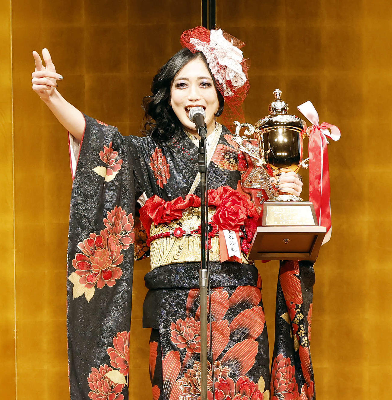 「東京スポーツ新聞社制定2025年度プロレス大賞　Supported byにしたんクリニック」授賞式に登壇し、MVPと女子プロレス大賞を受賞した上谷（撮影・山本朝陽）