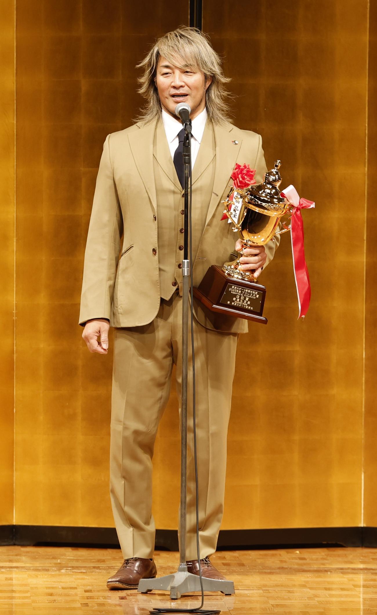 「東京スポーツ新聞社制定2025年度プロレス大賞Supported byにしたんクリニック」授賞式に登壇し、技能賞を受賞した棚橋（撮影・山本朝陽）