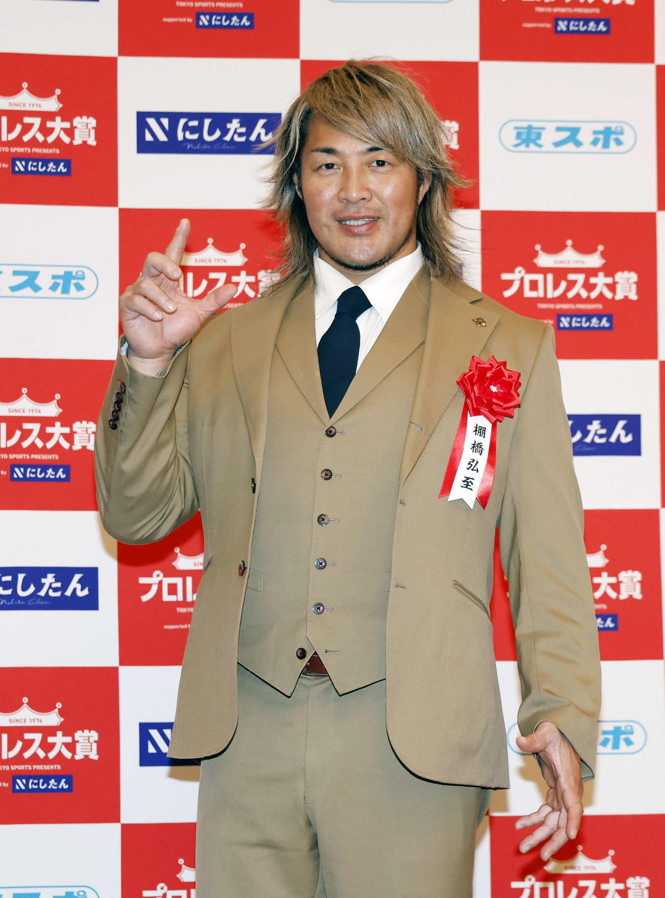 「東京スポーツ新聞社制定2025年度プロレス大賞　Supported byにしたんクリニック」授賞式、技能賞を授賞し記念撮影を行う棚橋（撮影・山本朝陽）