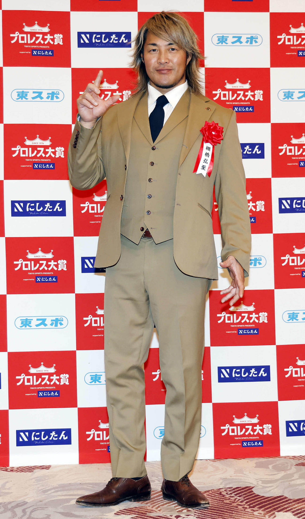 「東京スポーツ新聞社制定2025年度プロレス大賞　Supported byにしたんクリニック」授賞式、技能賞を授賞し記念撮影を行う棚橋（撮影・山本朝陽）