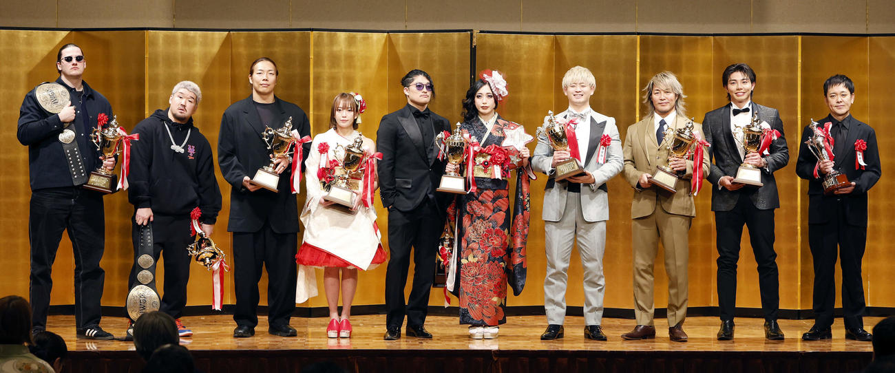 「東京スポーツ新聞社制定2025年度プロレス大賞　Supported byにしたんクリニック」授賞式でフォトセッションを行った受賞者、左からOSKAR、Yuto－Ice、KONOSUKE TAKESHITA、Sareee、OZAWA、上谷、清宮、棚橋、武知、有田哲平（撮影・山本朝陽）