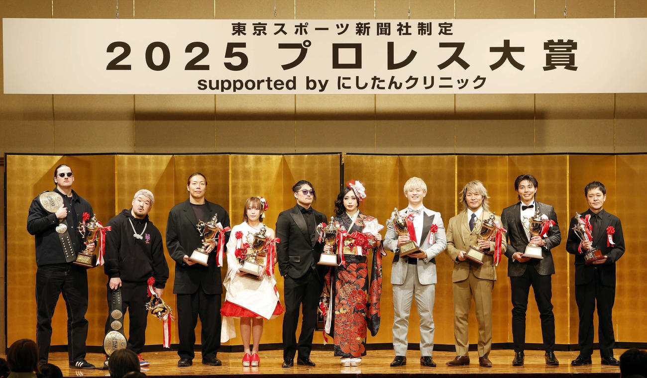 「東京スポーツ新聞社制定2025年度プロレス大賞　Supported byにしたんクリニック」授賞式でフォトセッションを行った受賞者、左からOSKAR、Yuto－Ice、KONOSUKE TAKESHITA、Sareee、OZAWA、上谷、清宮、棚橋、武知、有田哲平（撮影・山本朝陽）