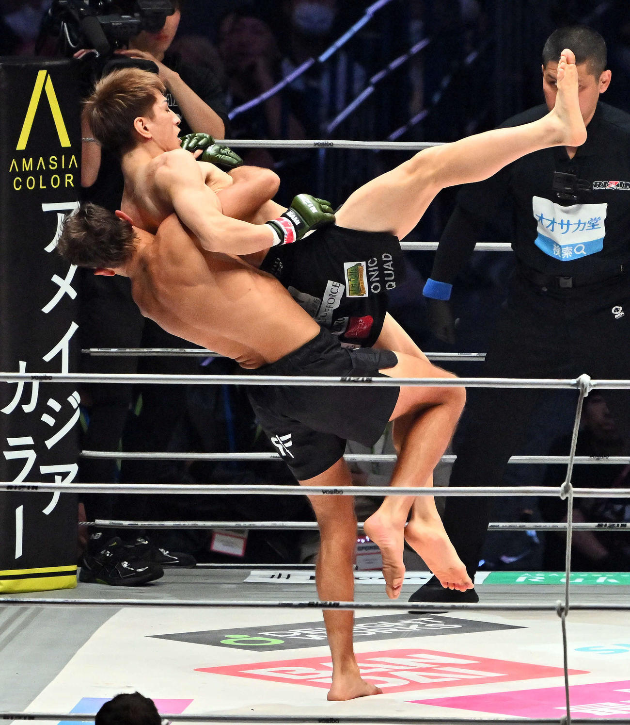 2025年12月31日、井上直樹をマットにたたき付けるダニー・サバテロ