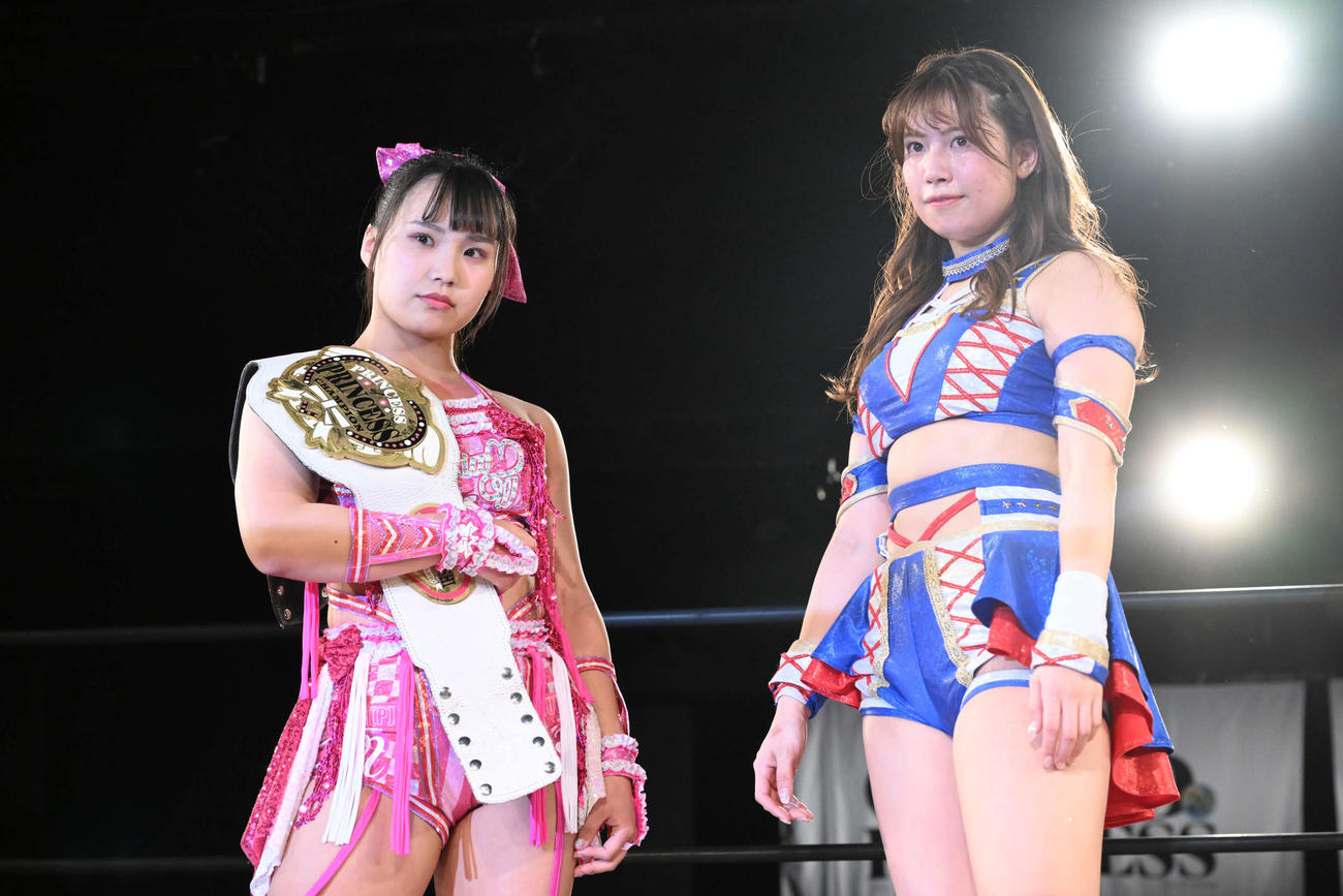 リング上でフェイスオフしたプリプリ王者渡辺未詩（左）と荒井優希（C）東京女子プロレス