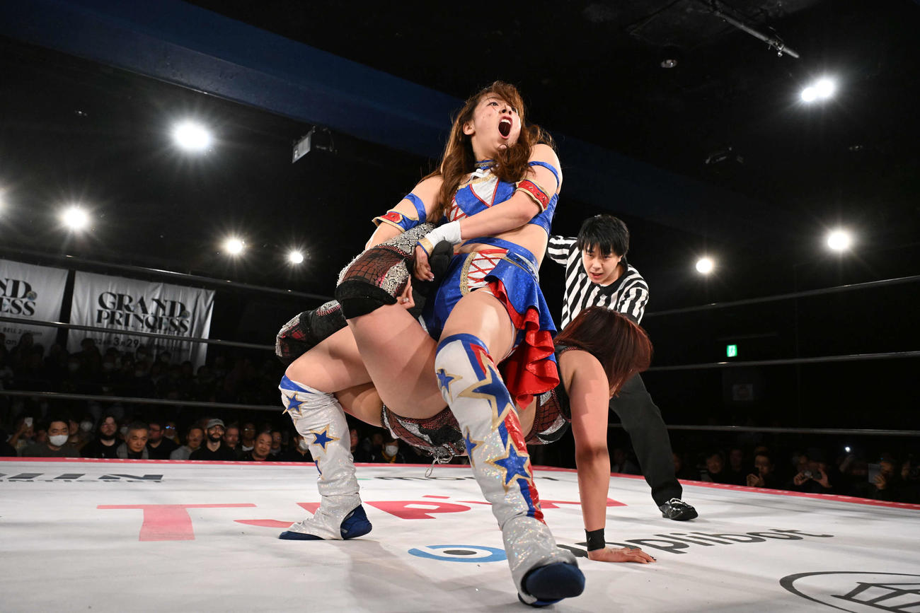 山下実優からサソリ固めでタップを奪った荒井優希（上）（C）東京女子プロレス