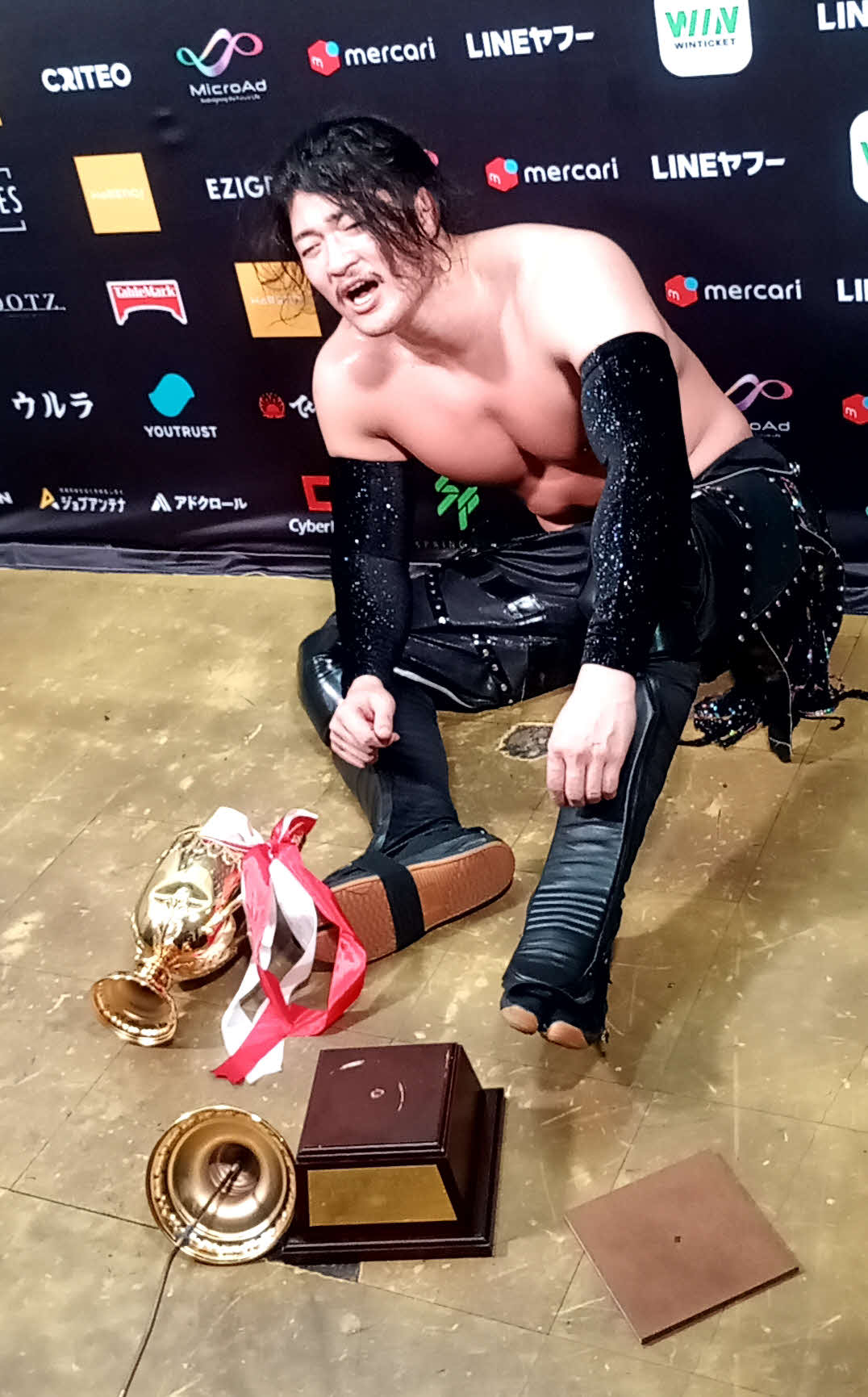 勝手に左足再手術＆欠場を宣言したOZAWAの前には壊れたトロフィーが