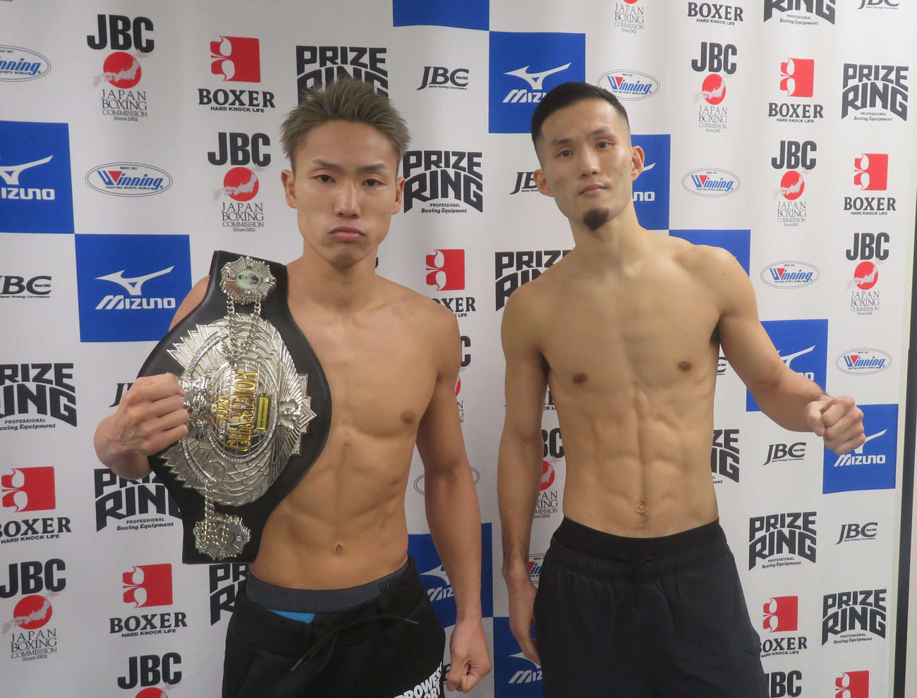 2度目防衛戦に向け、計量クリアした日本スーパーバンタム級王者石井渡士也（左）と挑戦者の同級1位池側純