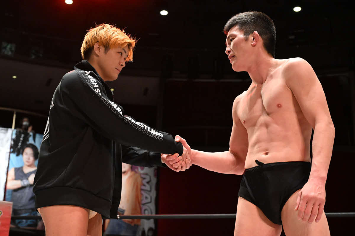 宮脇純太（左）と青木真也の一騎打ちが決まった（C）DDT