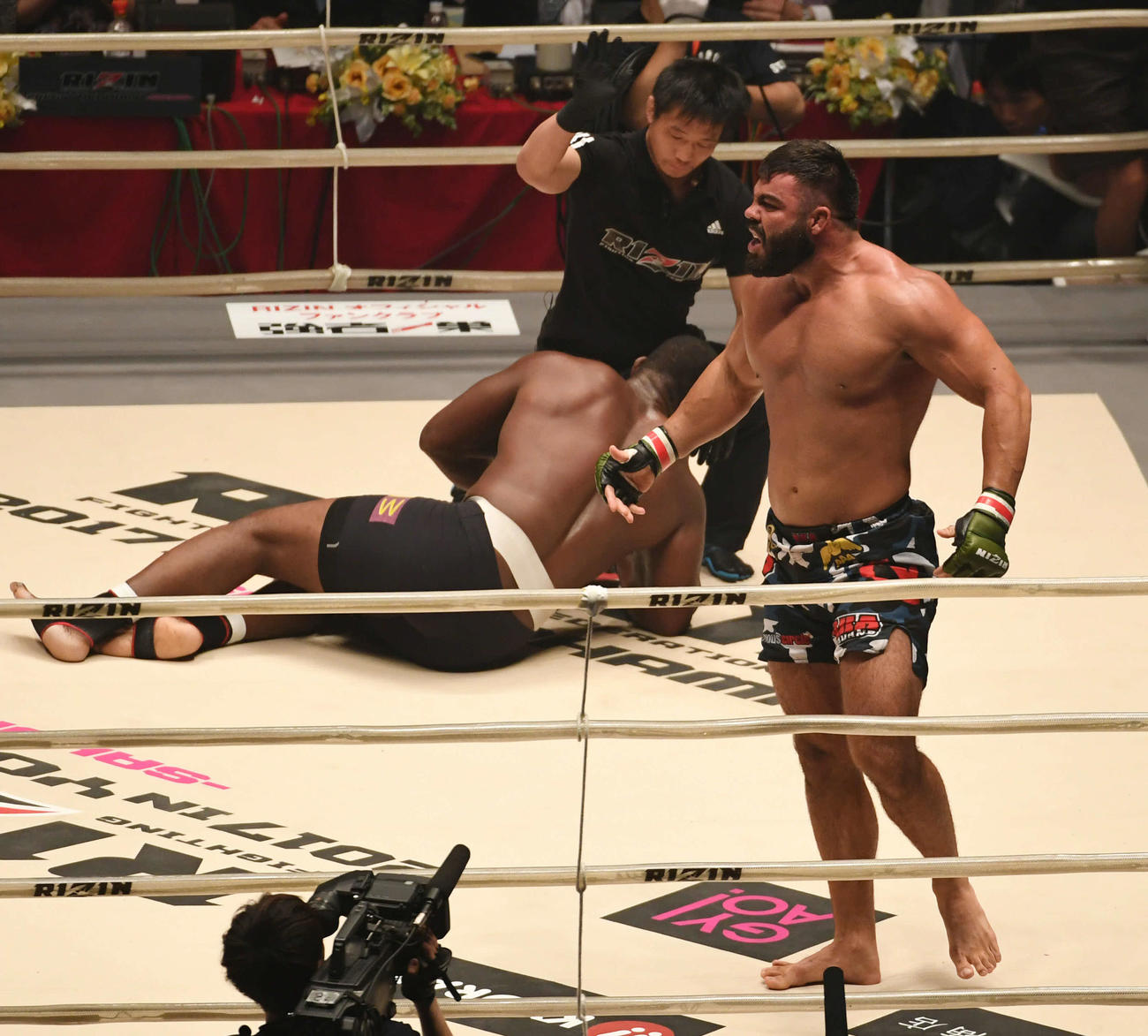 RIZIN MMAルール　無差別級契約　1回TKO負けを喫したジェロニモ・ドス・サントス。手前は勝利したアリアックバリ（2017年4月）