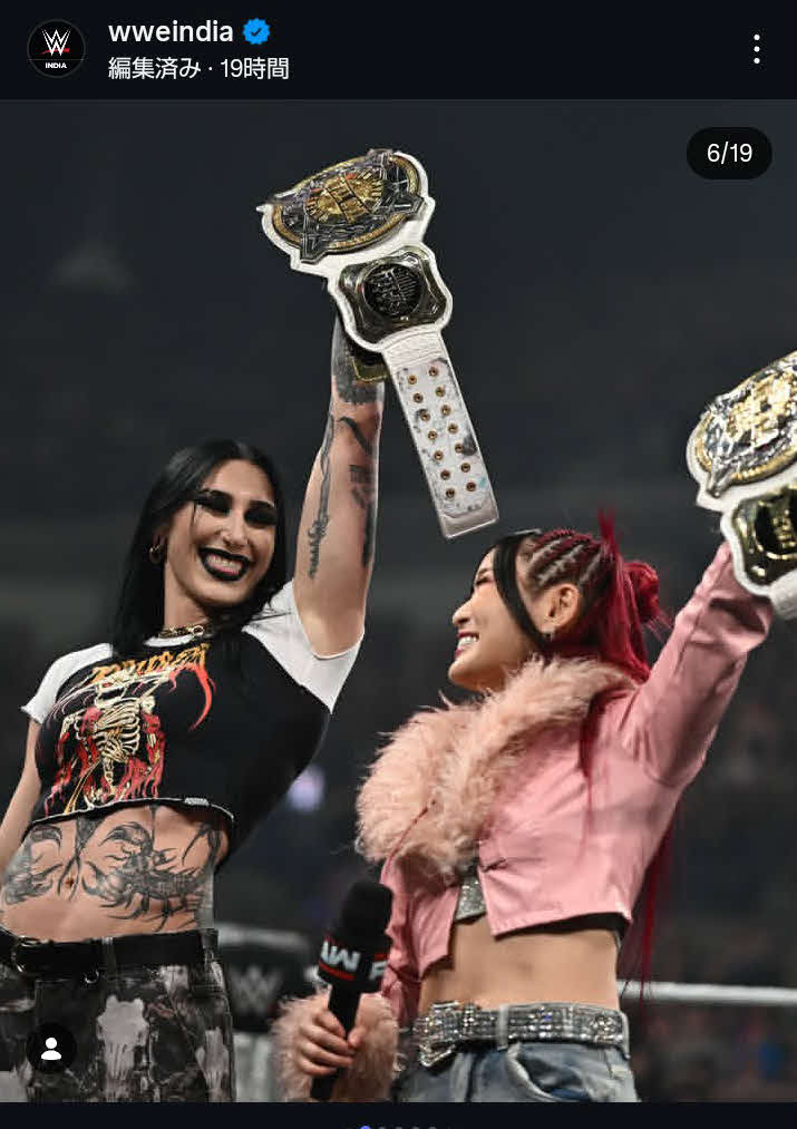 リア・リプリ－（左）とWWE女子タッグ王座ベルトを掲げるイヨ・スカイ（WWEインド公式インスタグラムから）